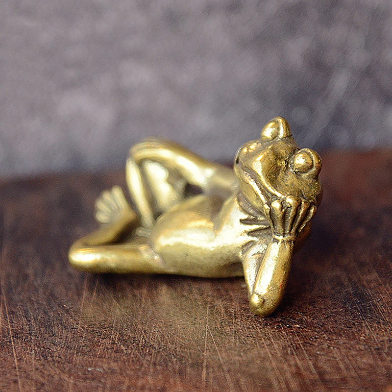 Engraçado Bronze Deitado Pensando Sapo Estatuetas Em Miniatura Brinquedos Secretária De Enfeites Para Decoração Em Artesanato De Acessórios Vintage Cobre Animal De Chá De Estimação