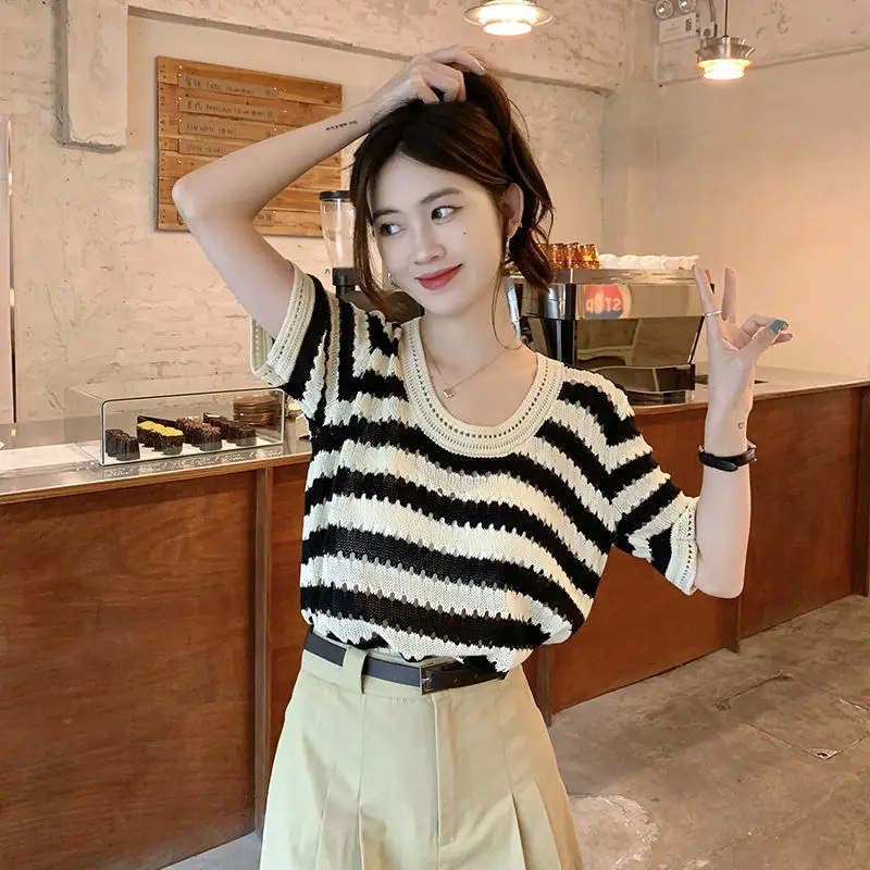 Nova moda Europeia coreano versão retro clássico, listras finas a primavera e o verão T-shirt de manga curta, de mulheres pequenas a camisa topo