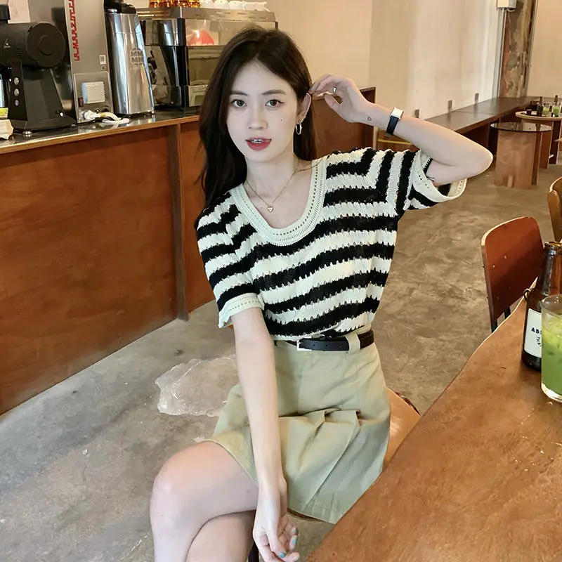 Nova moda Europeia coreano versão retro clássico, listras finas a primavera e o verão T-shirt de manga curta, de mulheres pequenas a camisa topo