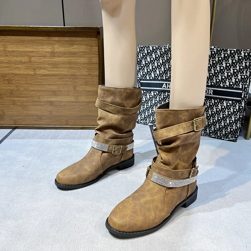 Sapatos de senhoras 2023 Moda Slip-on Mulheres Botas de Venda Quente do Cristal de Fivela de Cinto Moderno Botas de Mulheres Marca Quadrado Calcanhar Meados de Bezerro